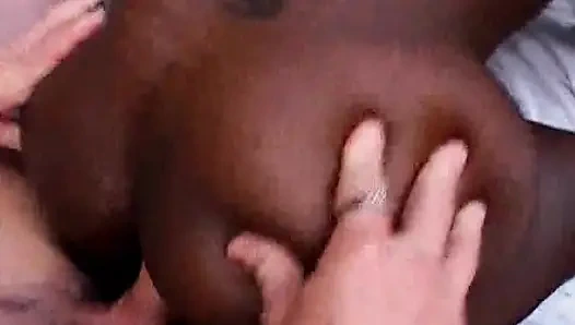 Привлекательной чернокожей богине пробурили очко два белых укола