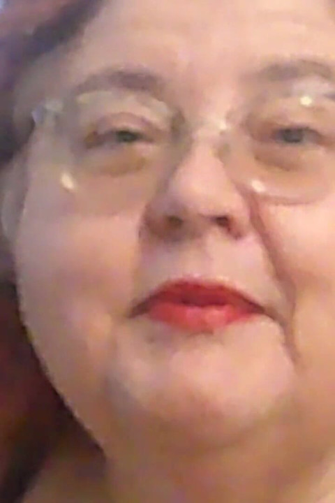 Reife rothaarige bBW-krankenschwester Vicki spricht mit dir, während sie ein Lippenstift-Video für dich macht!