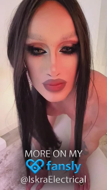 🖤 Black liner, bold energy