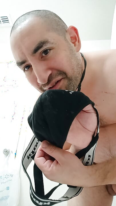 डिल्डो, जॉकस्ट्रैप, और लंड की अंगूठी।