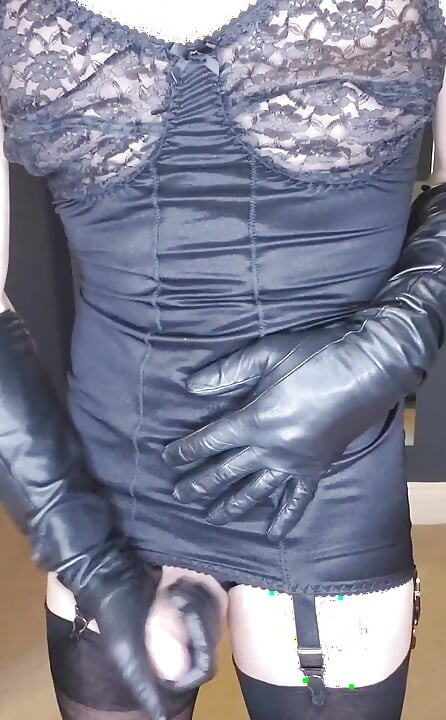 長い革の手袋をはめて、黒のコルセルテと完全にファッション化されたストッキングをからかって、ムラムラさせていますか?そこで、私たちは