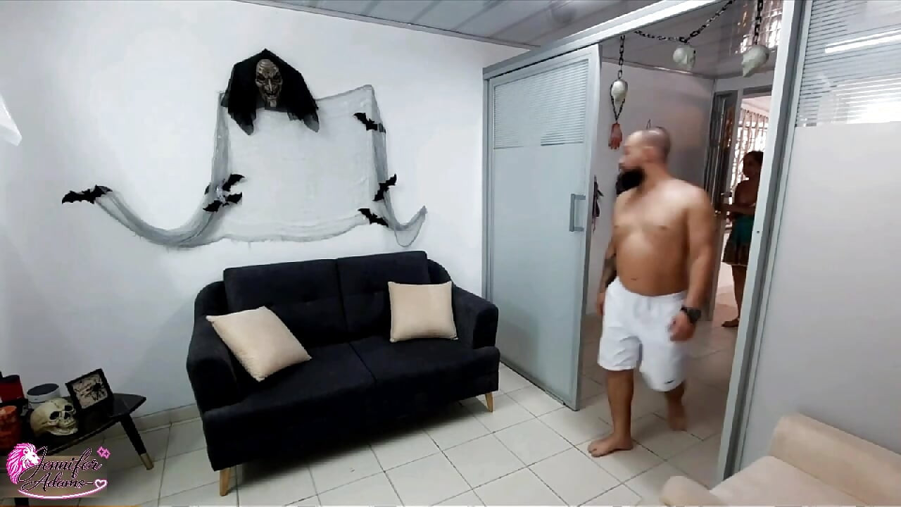 Min nabo er liderlig uden undertøj og beder mig om at kneppe hende hjemme hos hende - hele historien - porno