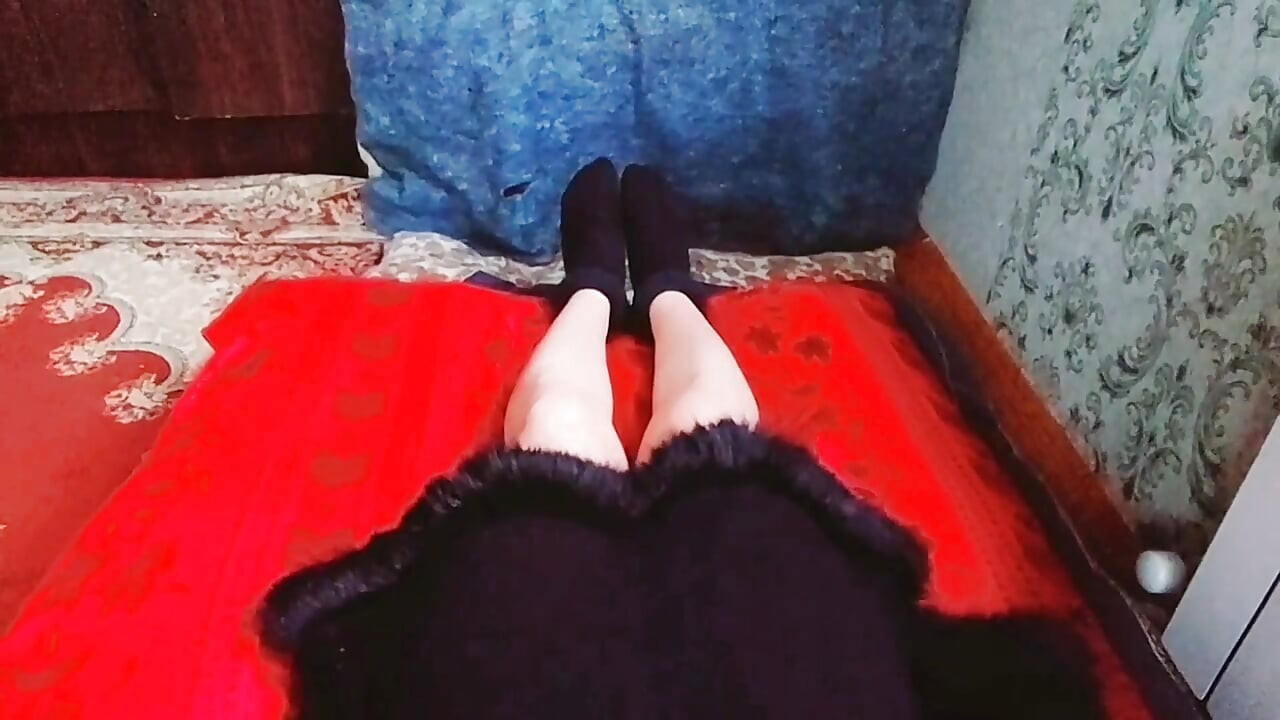 Femboy dễ thương đi chân trần qua cỏ rậm rạp