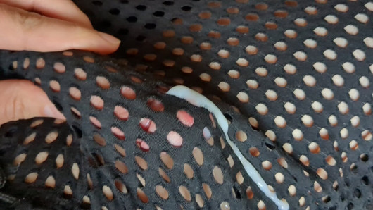 Masturbando un semen en pantalones cortos de red fisher