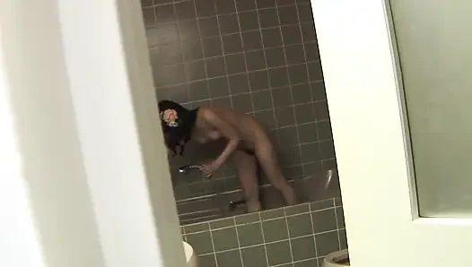 Ateşli kız canavar yarakla öğürüyor ve sonra boşalmak için derin bir sikişiyor