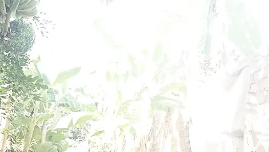 Eine nachbarin sah mich, während ich auf dem garten spielte