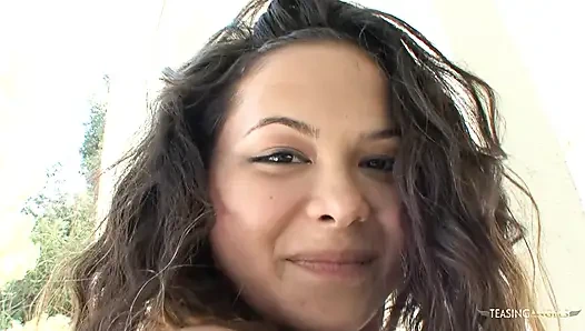 Крошка с линиями загара скачет на твердом члене после траха в рот