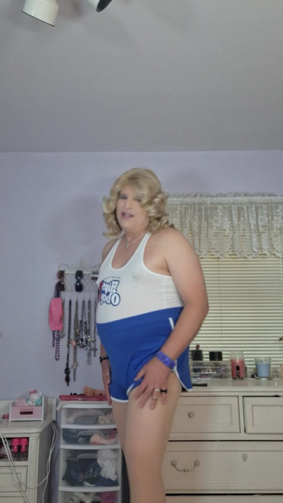 Your bra-less plump young man loving cougar granny,  cum touch me all over my soft body!