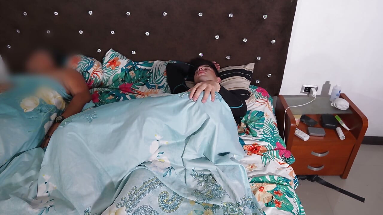 La comodidad secreta de la preñada de la madrastra en la cama al lado de mi esposo