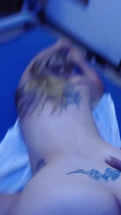 Jag ber min pojkvän att knulla mig i min röv, jag älskar analsex