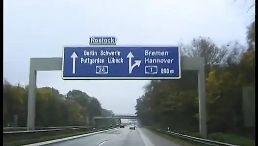 Блондинку-крошку вспахали в машине в тройничке