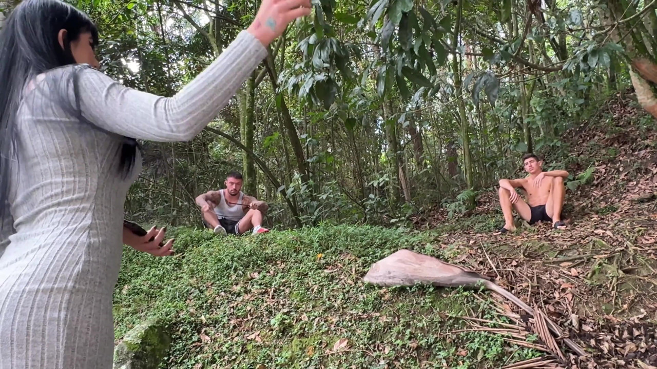 ホットなラティーナ、イェニファー・チャコンが私たちを救い、彼女を許してくれます