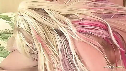 Wanita cantik pirang bekerja sama untuk merawat pecker di threesome