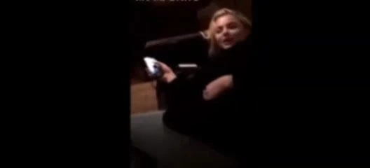 Chloe menunjukkan pantat besarnya