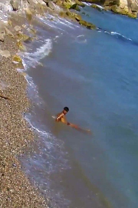 Çıplak turist kız büyük yarağını yalatmak için biraz para teklif etti