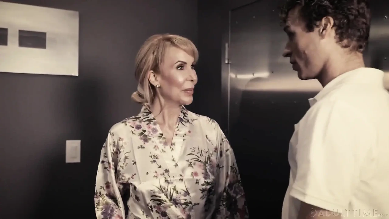 成人时光——埃里克的遗孀劳伦张开双腿, 把杂货店店员变成了她的私人性玩具.