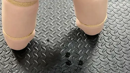 Der Phallus streckt sich aus und zieht sich ein, dann wird der Mensch in einer Ecke stehend gemacht und penetriert, während er sich auch bückt