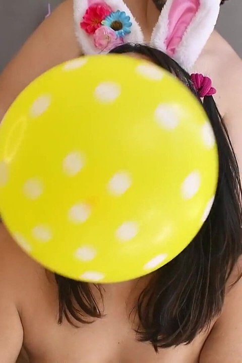 Uskršnja igra s balonom završava pušenjem i seksom - Bunny Looner