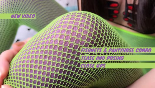 Зеленые чулках-сеточках на фиолетовых колготках примеряют тизер