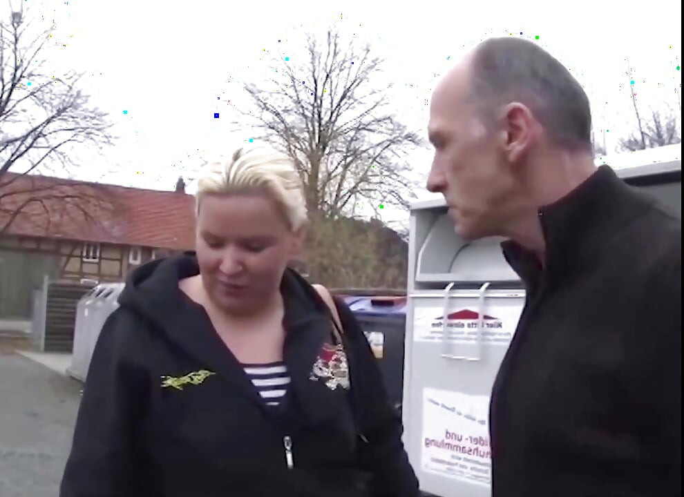 Ústa plná ptáka, zatímco prsty tře klitoris