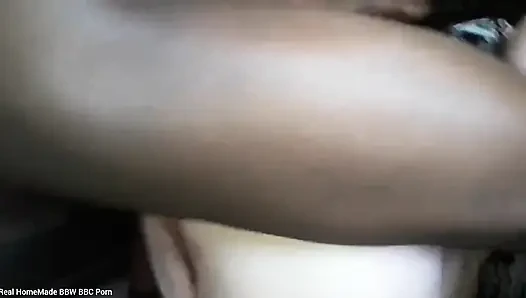Büyük zenci yarağı domaltarak derin götten amına inleyerek orgazm oluyor