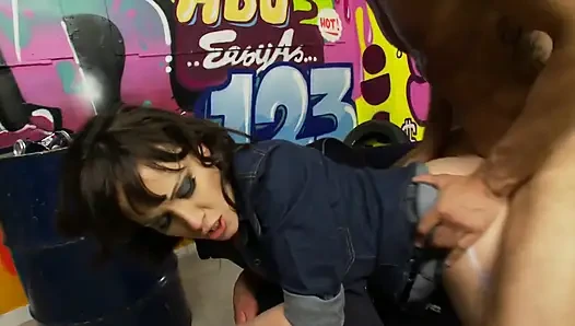 Pelacur brunette menunggangi kontol dan menyukainya