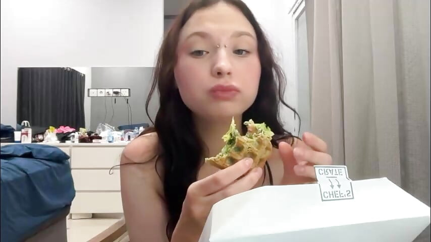 I SHOW MY BOOBS ON THE STREAM
