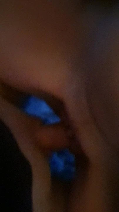 Une femme sexy chevauche une bite