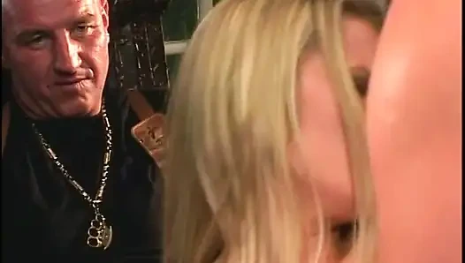 Semua lubang pelacur seksi rambut pirang ini dientot habis-habisan di atas meja