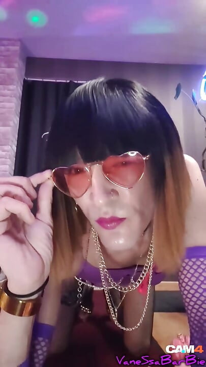 Francuska seksi transvestitkinja na web kameri, u ljubičastoj suknji