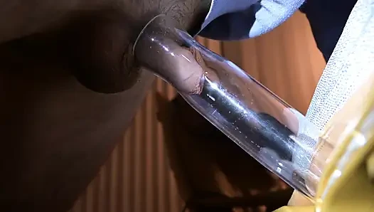 Vakumlu yarak emiyor ve erkeklerin yarağının içine boşalıyor