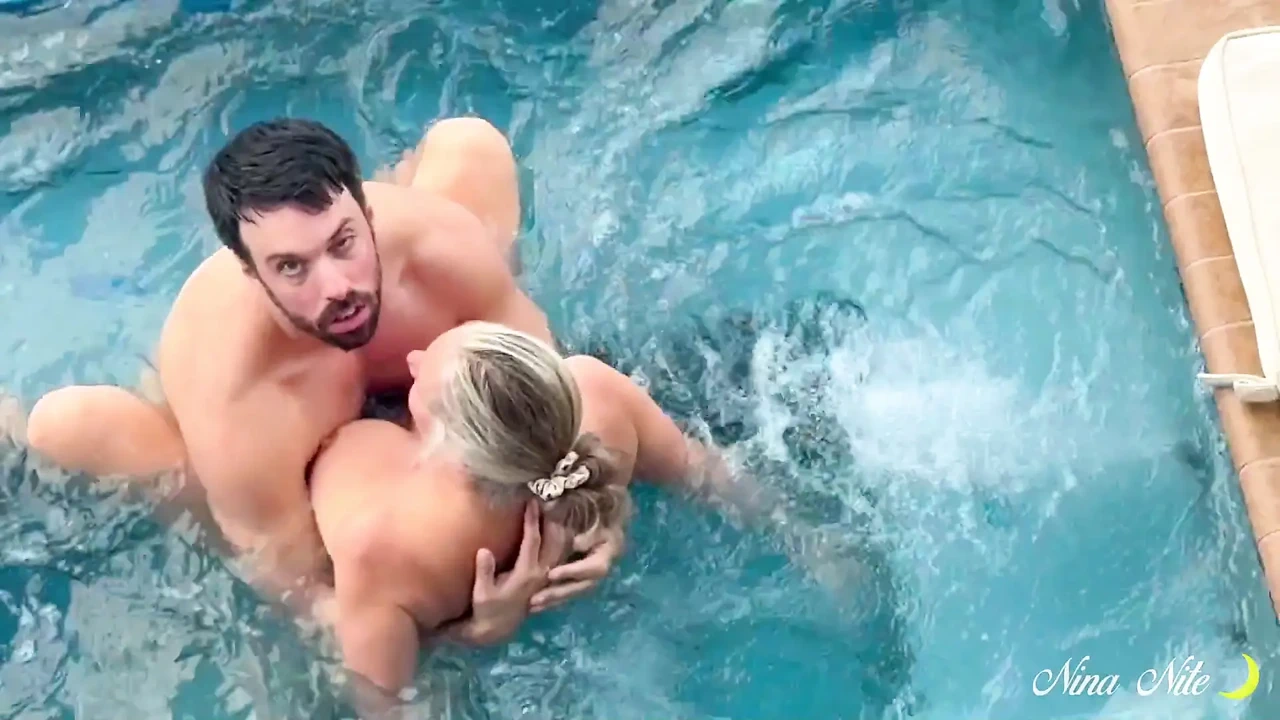 Nina Nite有很多湿润的乐趣！