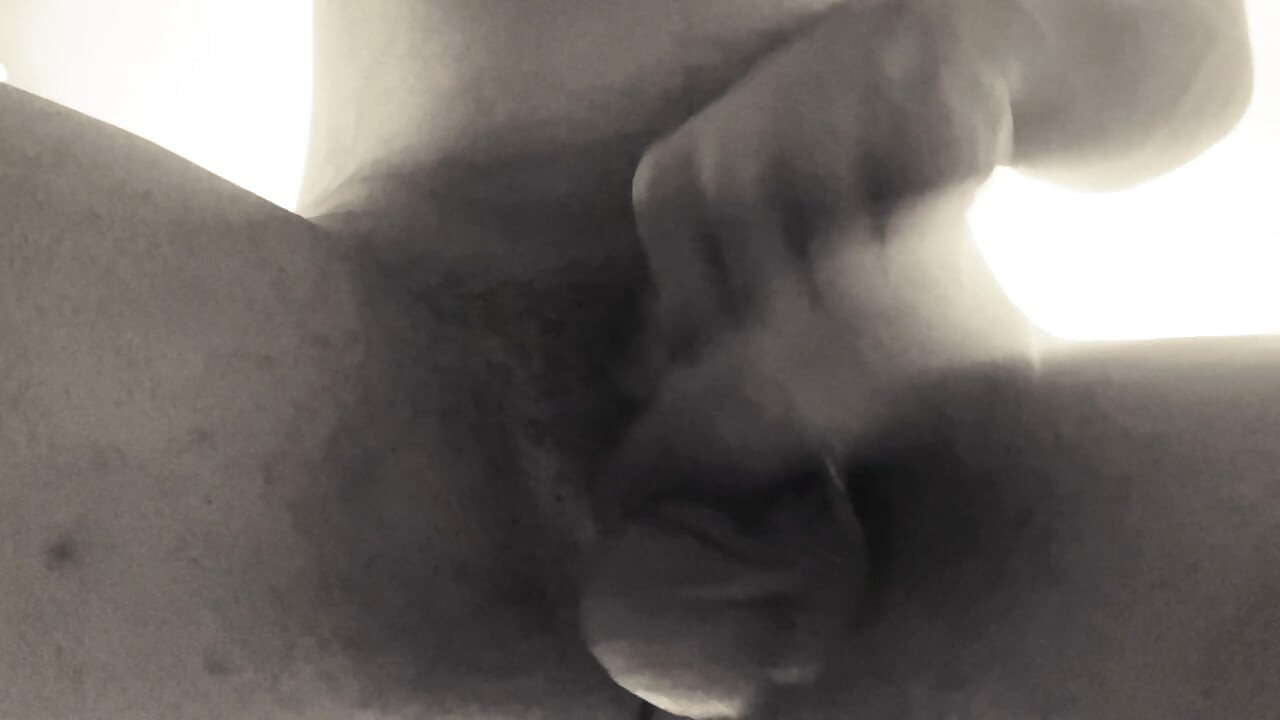 Caliente y masturbándose con una polla de gran tamaño antes de acostarse