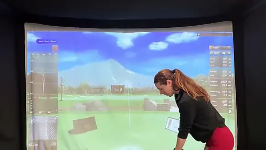 Aku lagi asik main golf di simulator! Berusaha untuk tidak muncrat saat aku bertukar pasangan!