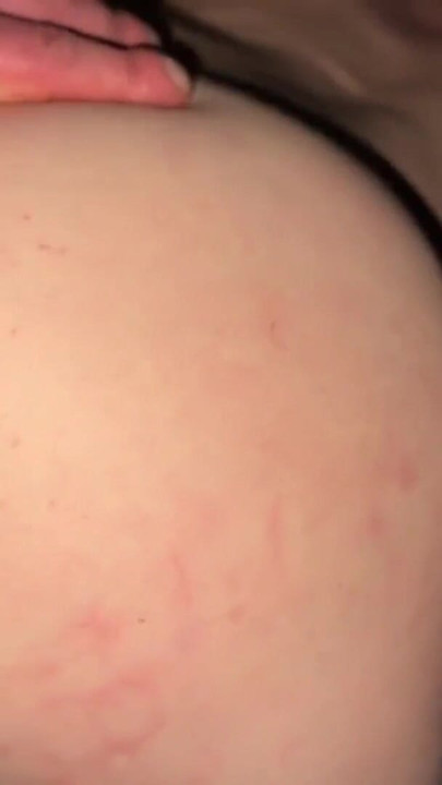Babe met grote tieten met enorme kontplug wordt hard anaal geneukt | Clip 1