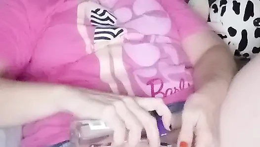 Дрочи со мной! Горячая милфа-толстушка трет одну и жестко кончает!