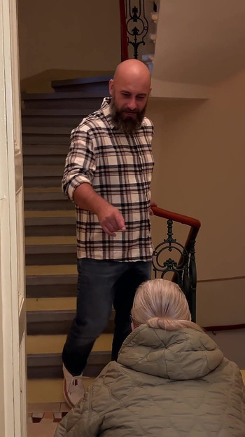 Jiran jalang mendengar tentang batang besar jiran dan dia mencubanya