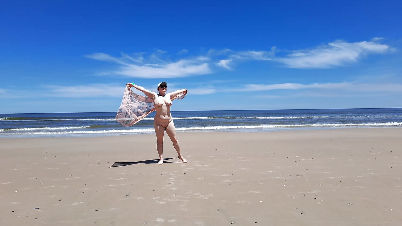 Amateurfilmen. Ein fkk spielt mit Wellen am meer.
