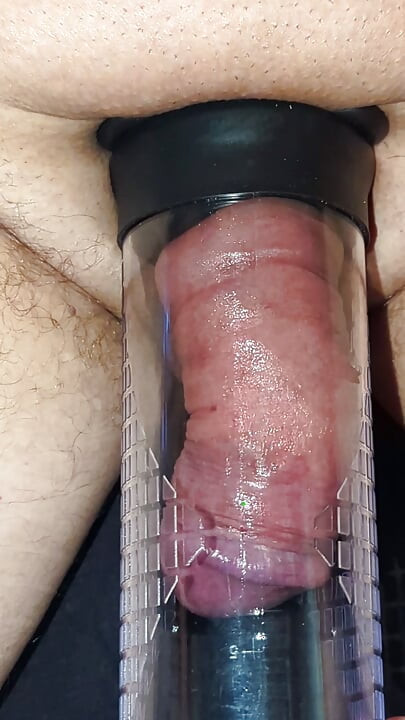 Bombeando e se masturbando