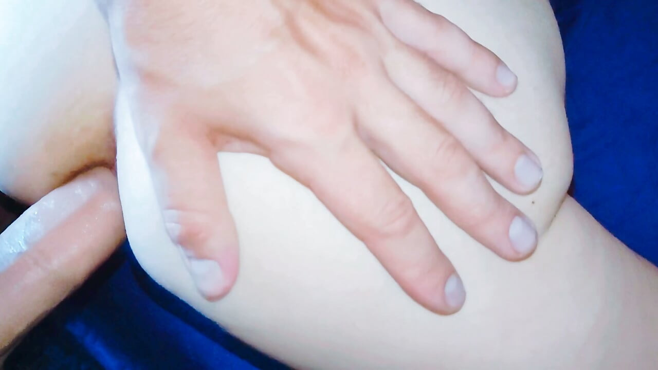 El culito limpio de la esposa recibe una polla grande