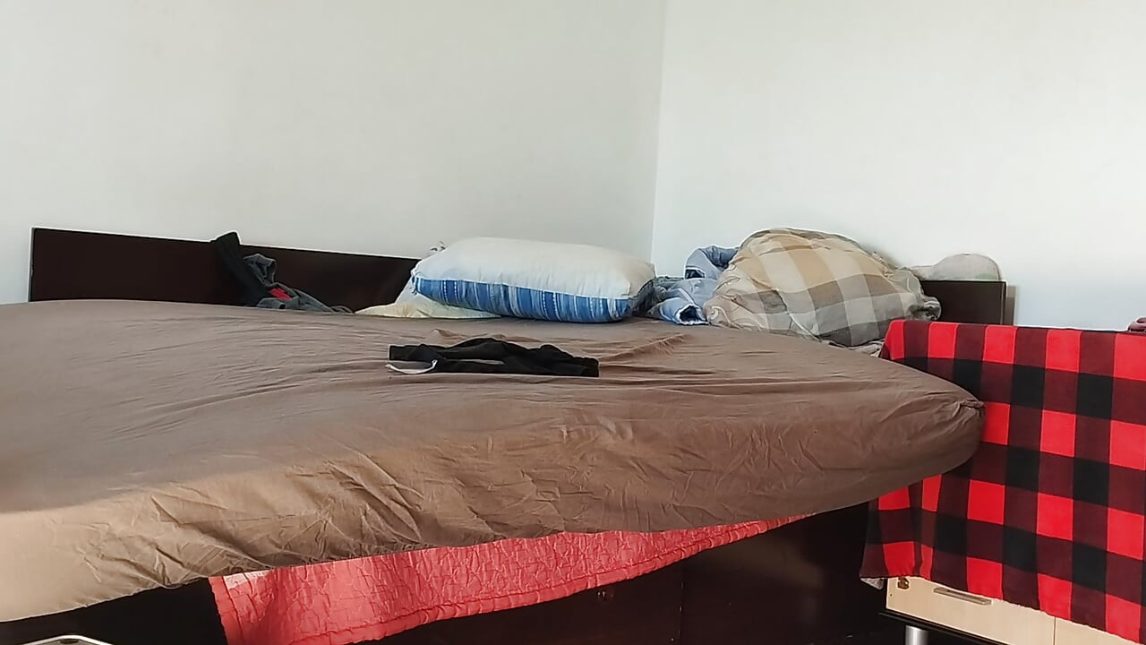Si rambut coklat seksi mencuba pantyhose