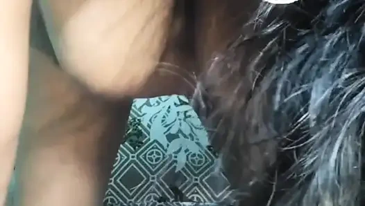 Новобрачная неудовлетворенная бхабхи трахает пальцами мокрую киску, мастурбирует до оргазма