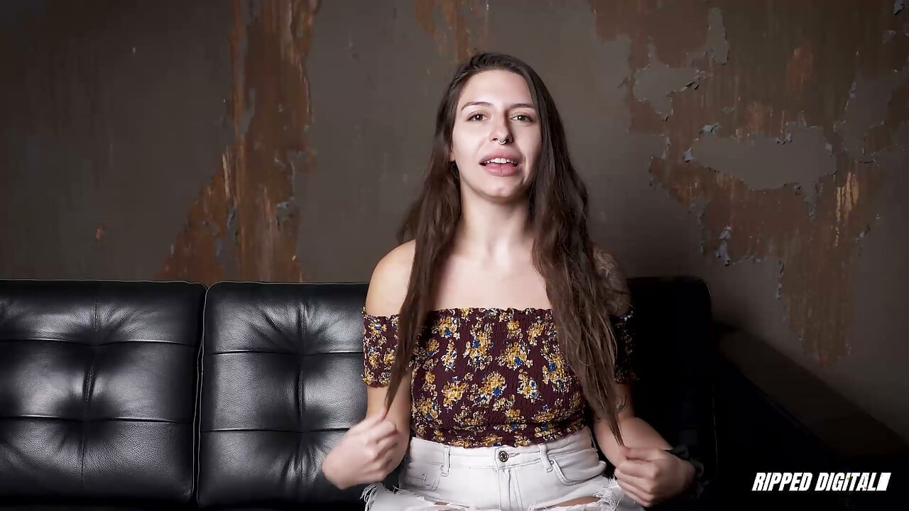 Underdanig ludder Chloe stønner mens hun tar en enorm dildo etter å ha blitt knyttneveknullet