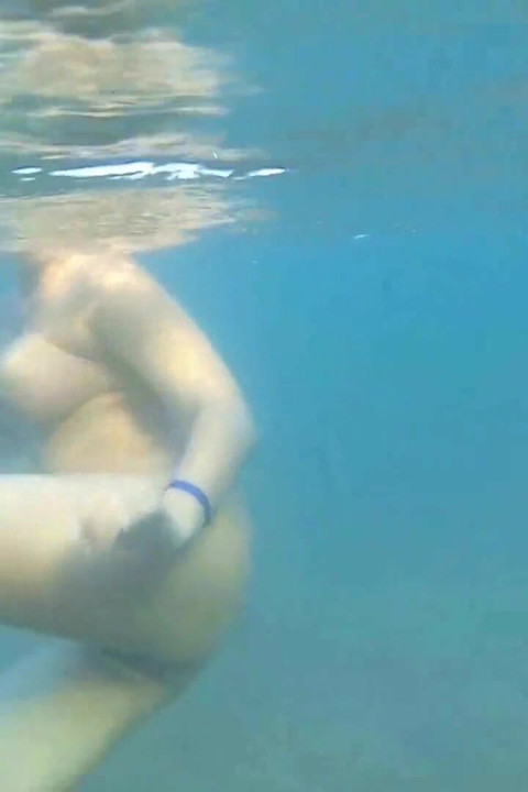 Dikongkek di pantai