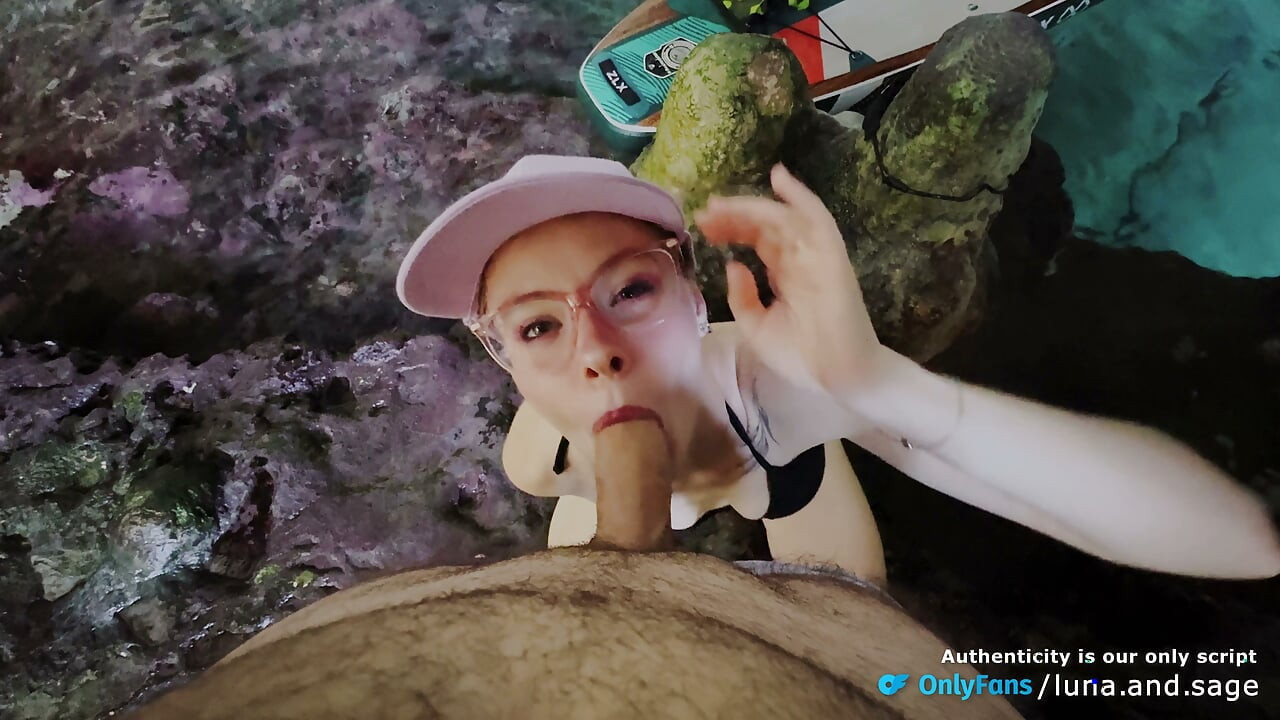 我們划進隱密的海上洞穴，在浮板上做愛 - 真實業餘情侶（POV、後背位女上位與射精）