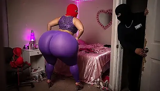 Tombul üvey anne tayt içinde dans ediyor ve büyük götünü sallıyor