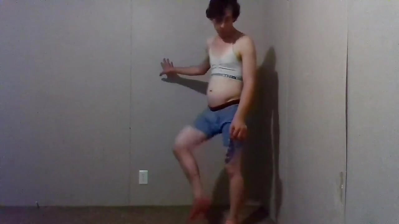 Experimentando roupas brincando, se vestindo e se despindo