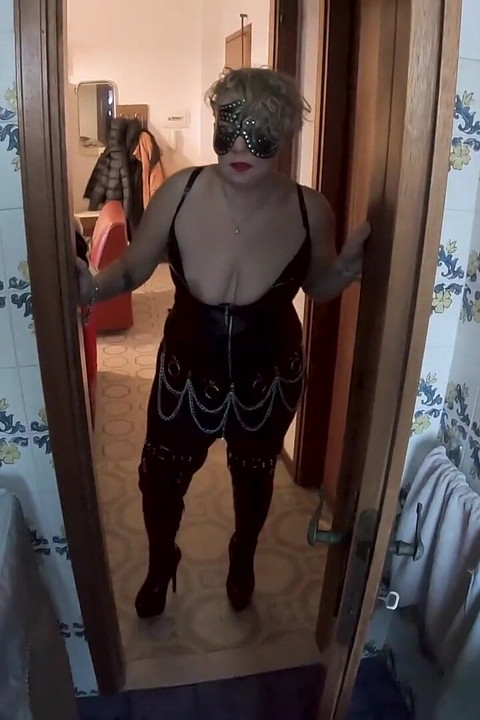 Bayan Katryn, Kika ve Slave O yeni apartmanda