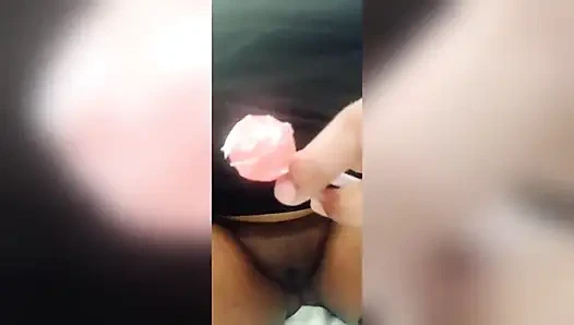 Anippe si gadis kampus 19 tahun lagi kencing di toilet & dia lagi asik masturbasi sambil makan malam!