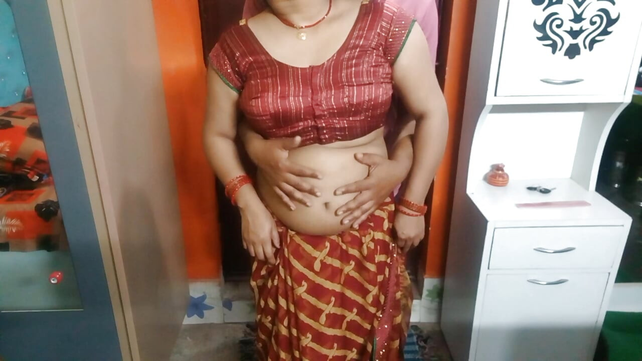 Indiancă bhabhi foarte frumoasă în sari roșu